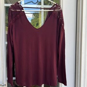 Soft & sexy American eagle lace shouldered long sleeve xl